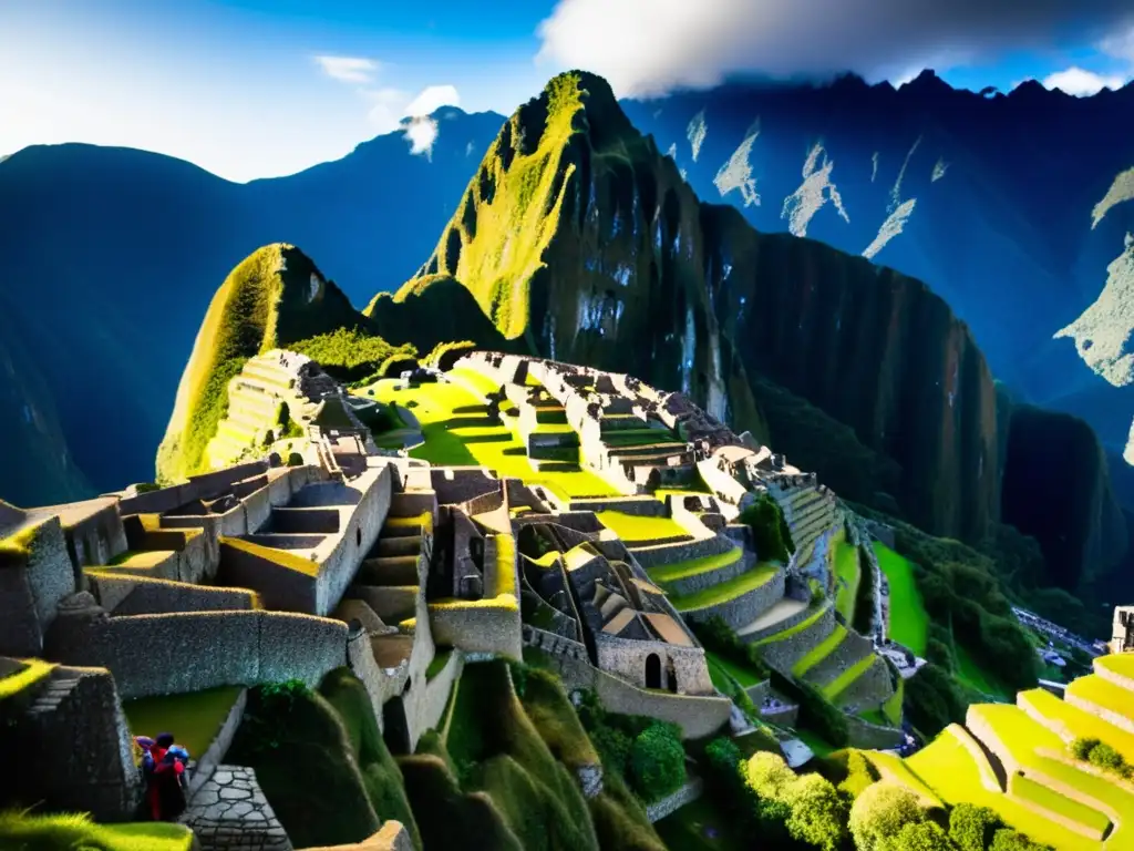 Senderismo en los Andes: Vista aérea de Machu Picchu, una maravilla arquitectónica rodeada de naturaleza