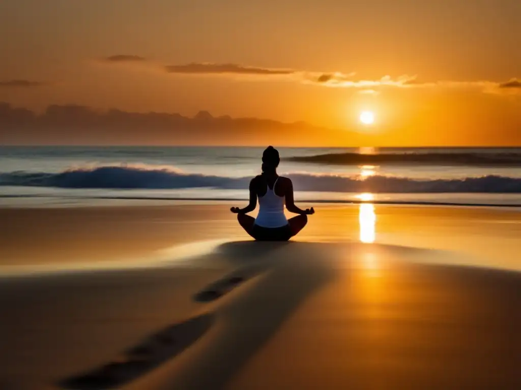 Beneficios del yoga en la playa: una imagen misteriosa y relajante de una playa desierta al atardecer, con tonos dorados suaves iluminando el cielo